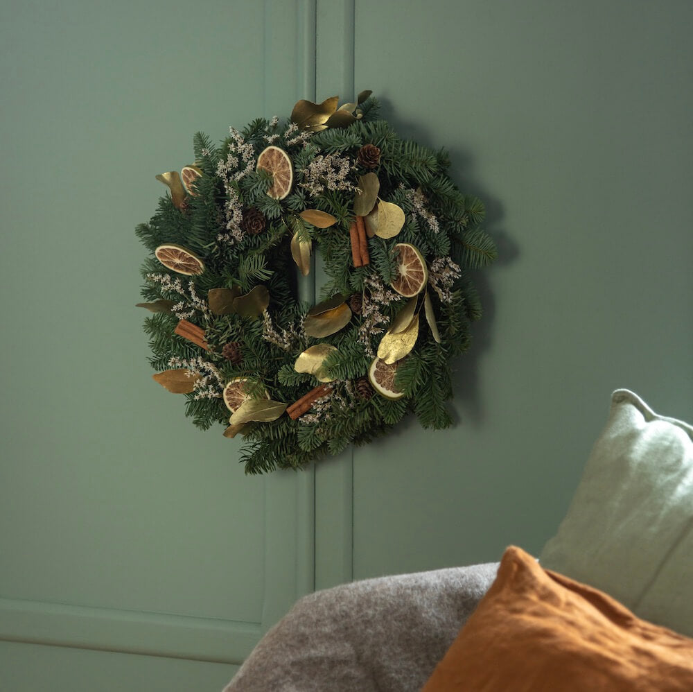 Flowrette Couronne de Noël sapin frais fleurs séchées cannelle
