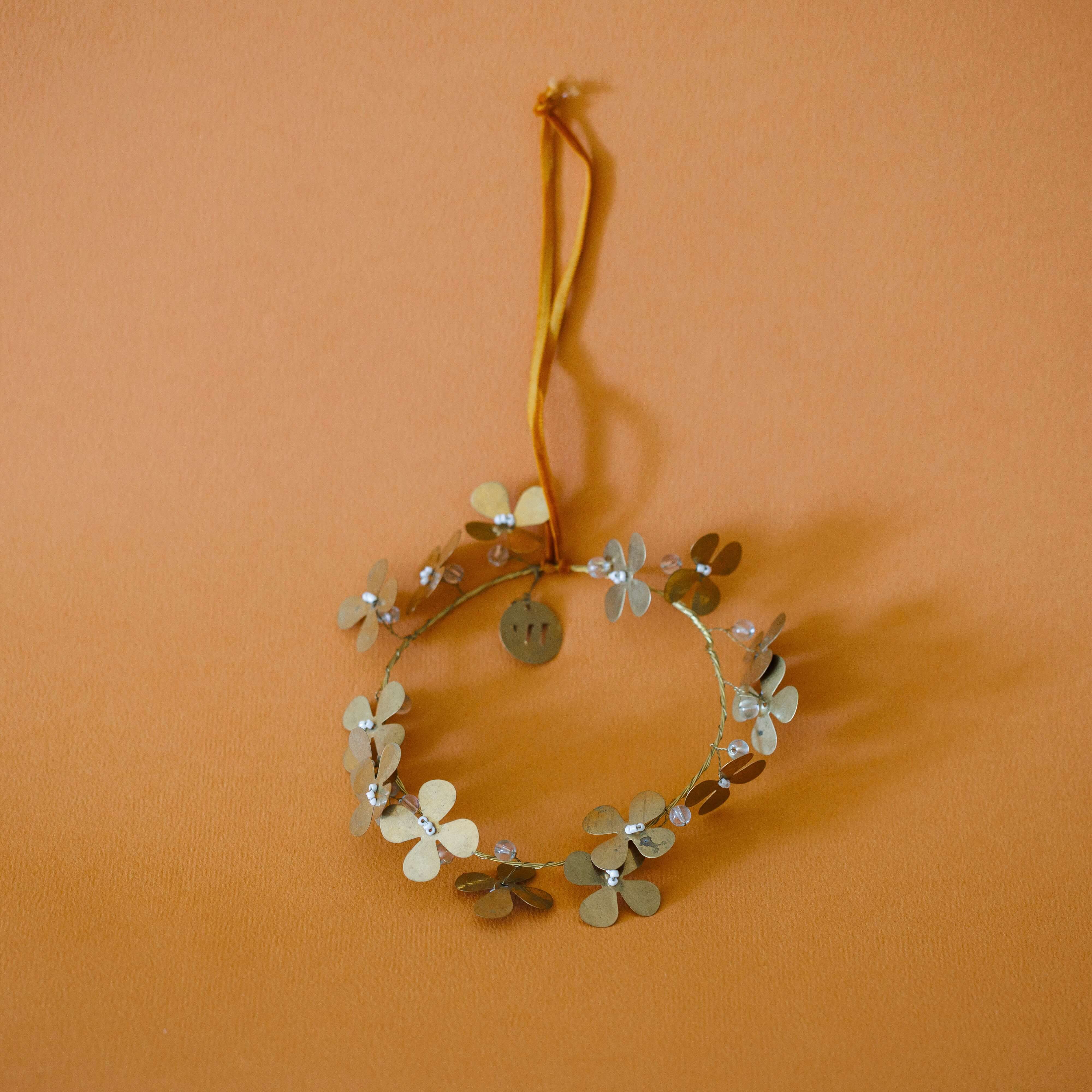 Flowrette Kalika Petite couronne décoration fleurs laiton doré