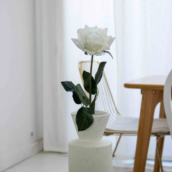 Flowrette Rose blanche artificielle tige x1 blanche