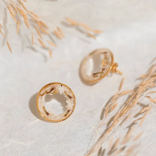 Flowrette Alba petites boucles d'oreilles fleurs séchées or