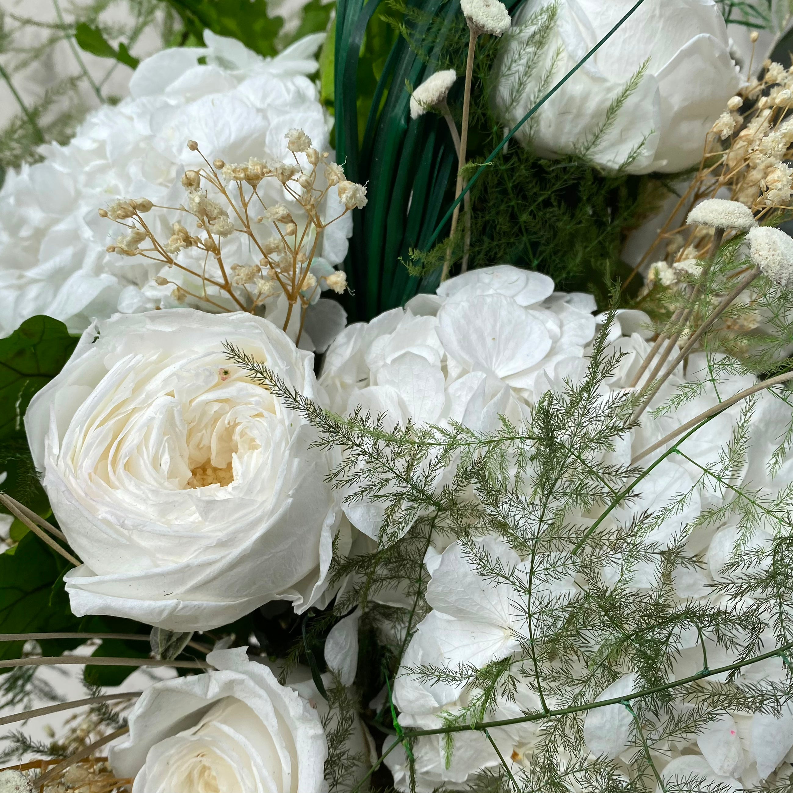 Ateliers Ouchamp Bouquets Place Joffre bouquet roses blanches