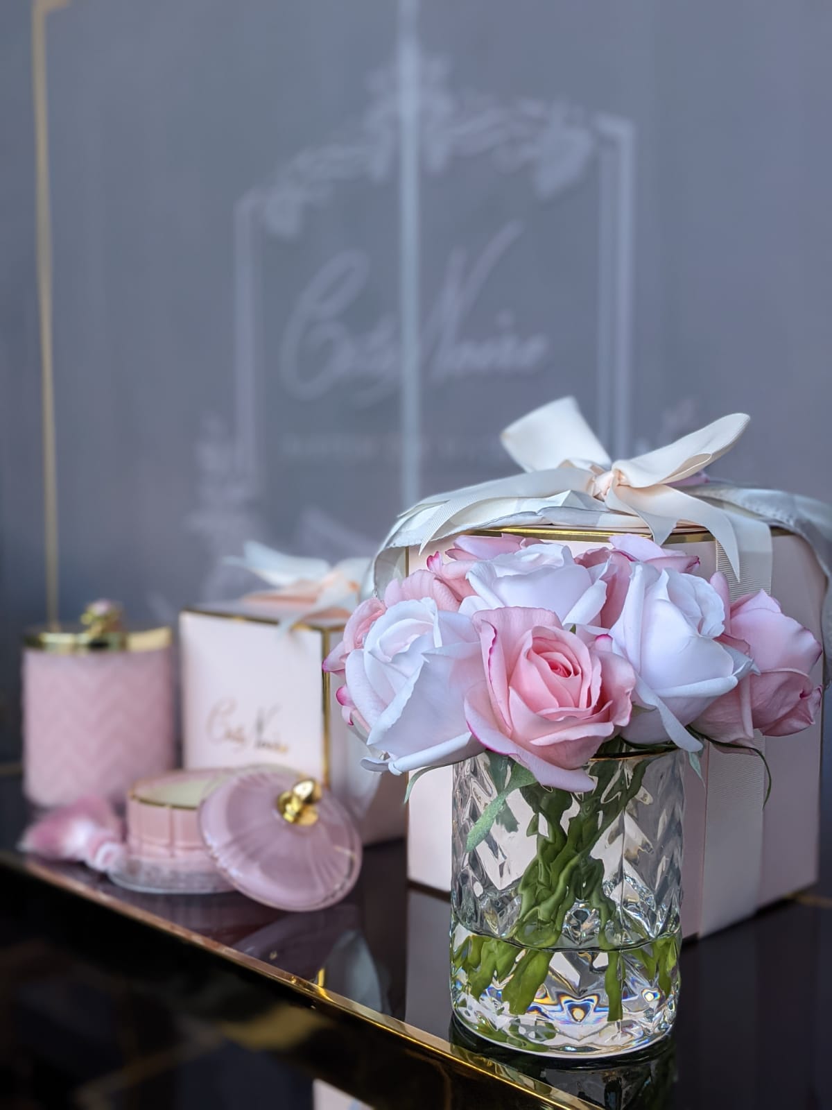 Côte Noire Herringbone HCF09 roses mixtes vase transparent
